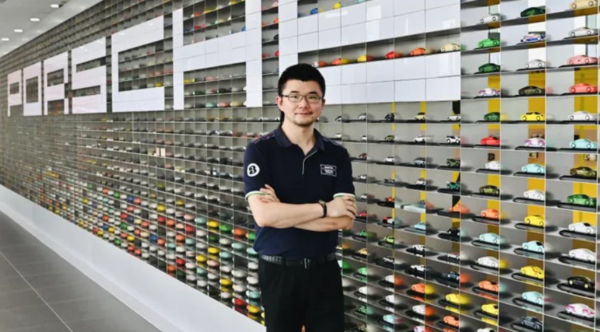 Kiwi Zhou với hơn 900 mô hình xe của mình.
