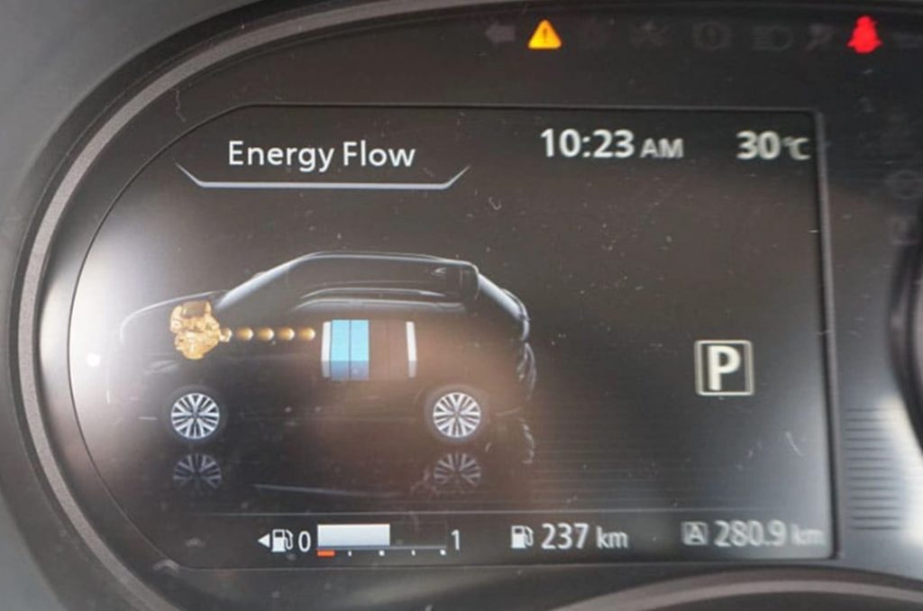 Hệ thống e-POWER trên màn hình của bảng đồng hồ Nissan Kicks.
