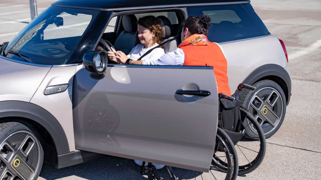  Hệ thống tích hợp trên mẫu Cooper SE sẽ giúp cho người khuyết tật vẫn có thể lái xe được 