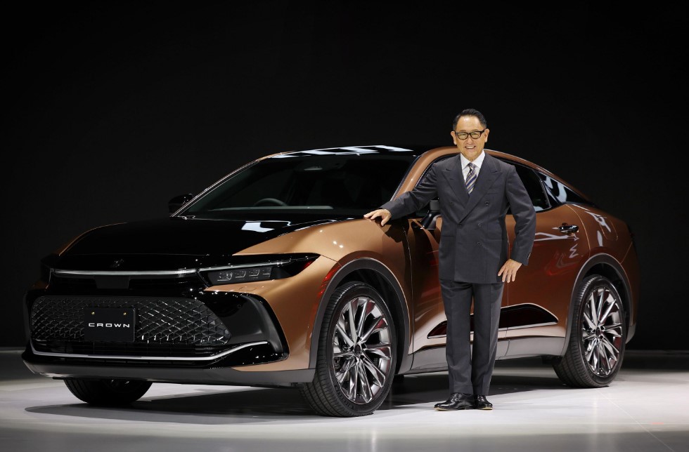 Chủ tịch Akio Toyoda bên cạnh mẫu xe Crown mới. ẢNH: Noriaki Mitsuhashi.