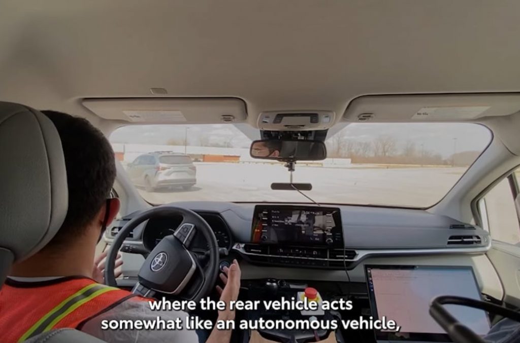 Với công nghệ kéo xe không dây của Toyota, tài xế xe phía sau không cần phải đụng đến vô lăng.
