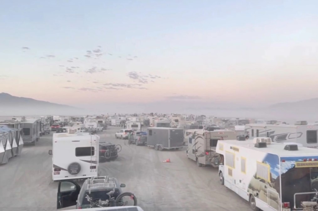 Khoảng 15 hàng xe nối đuôi dài hút tầm mắt trên sa mạc sau khi lễ hội kết thúc.