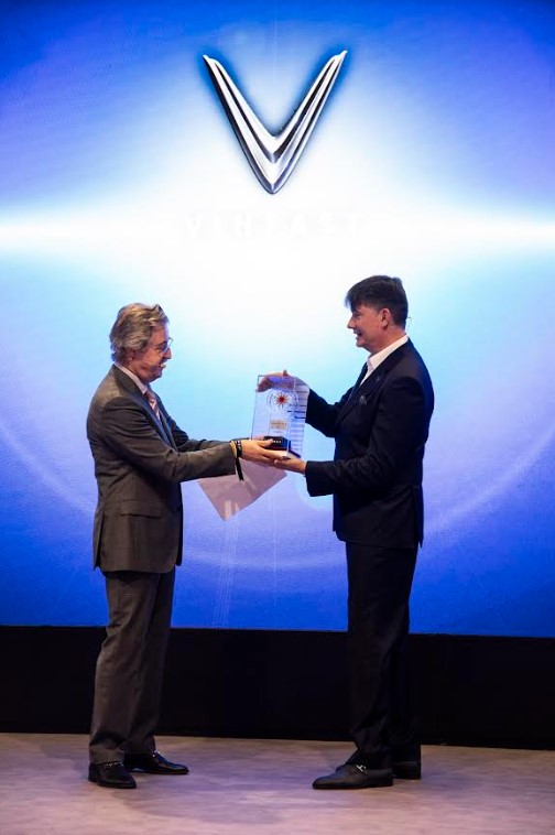 Ông Jean-Christophe Mercier - Phó Tổng giám đốc Hậu mãi và Trải nghiệm khách hàng VinFast châu Âu nhận giải thưởng “Ngôi sao đang lên - The Rising Star” từ ông Dan Vardie - Chủ tịch AutoBest.