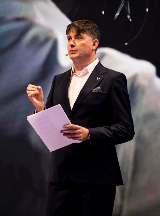 Ông Jean-Christophe Mercier - Phó Tổng giám đốc Hậu mãi và Trải nghiệm khách hàng VinFast châu Âu công bố kế hoạch kinh doanh và mở rộng hoạt động của VinFast tại thị trường châu Âu trong khuôn khổ Paris Motor Show 2022.