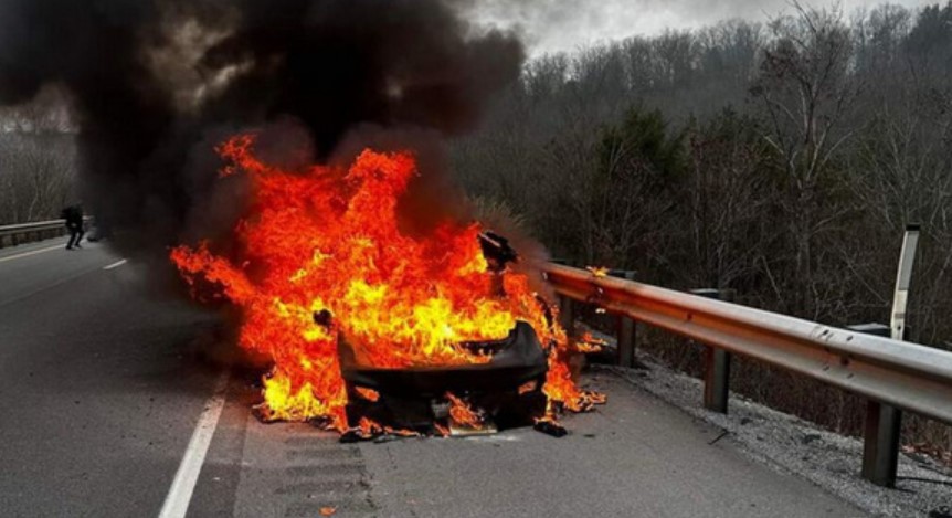 Tesla Model S bốc cháy dữ dội
