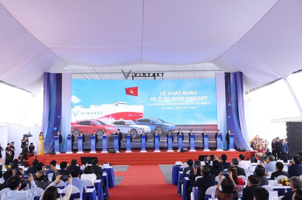 Các đại biểu thực hiện nghi thức bấm nút phát lệnh xuất khẩu xe ô tô điện VinFast sáng ngày 25/11/2022.