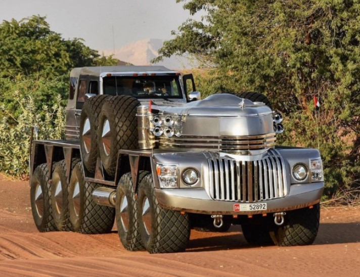 Dhabiyan là một chiếc SUV dài 10,8 mét với 10 bánh và nặng 24 tấn. Ảnh: Instagram Sheikh Hamad