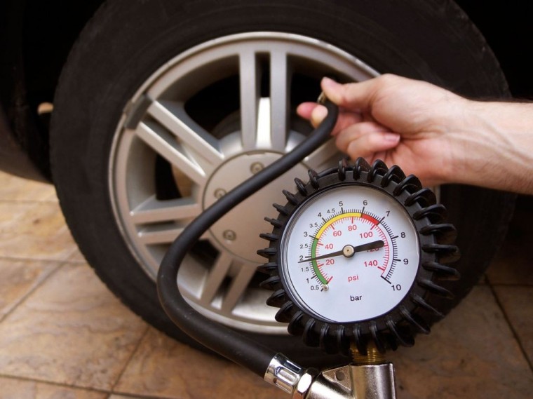 Áp suất trong lốp là một nhân tố ảnh hưởng đến các loại bán kính bánh xe