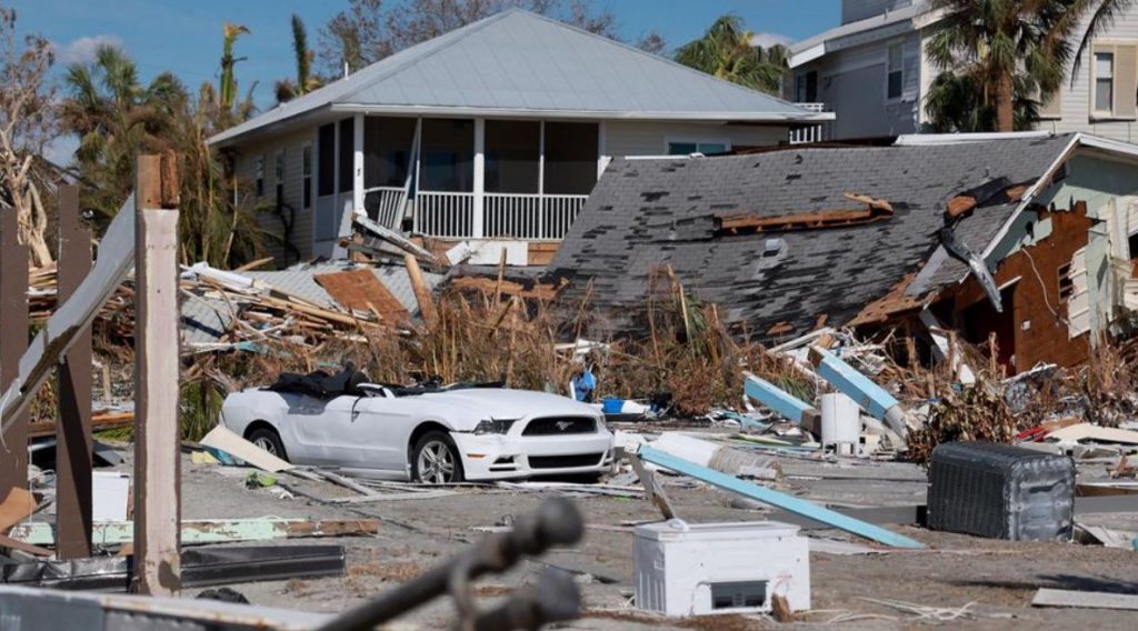 Siêu bão Ian tại Mỹ xảy ra hồi tháng 9/2022 đã phá hủy nhiều ngôi nhà, ô tô,...