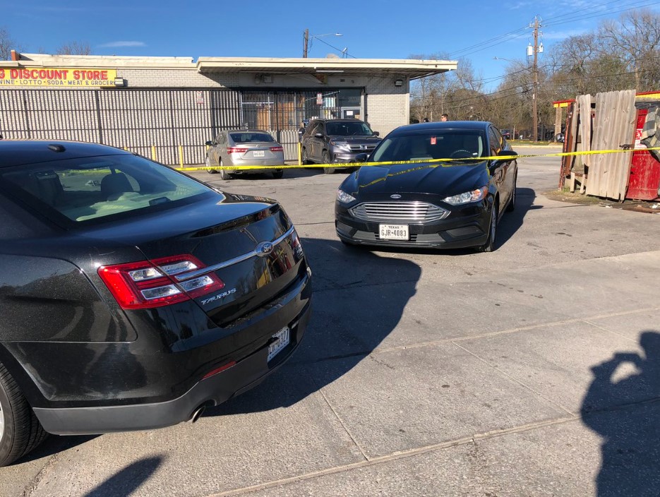 Cảnh sát phong tỏa hiện trường vụ anh Luis Manuel Casillas, thợ sửa xe ở Houston, Texas, bị bắn chết hôm 23 Tháng Mười Hai. (Hình: Houston Police Department)
