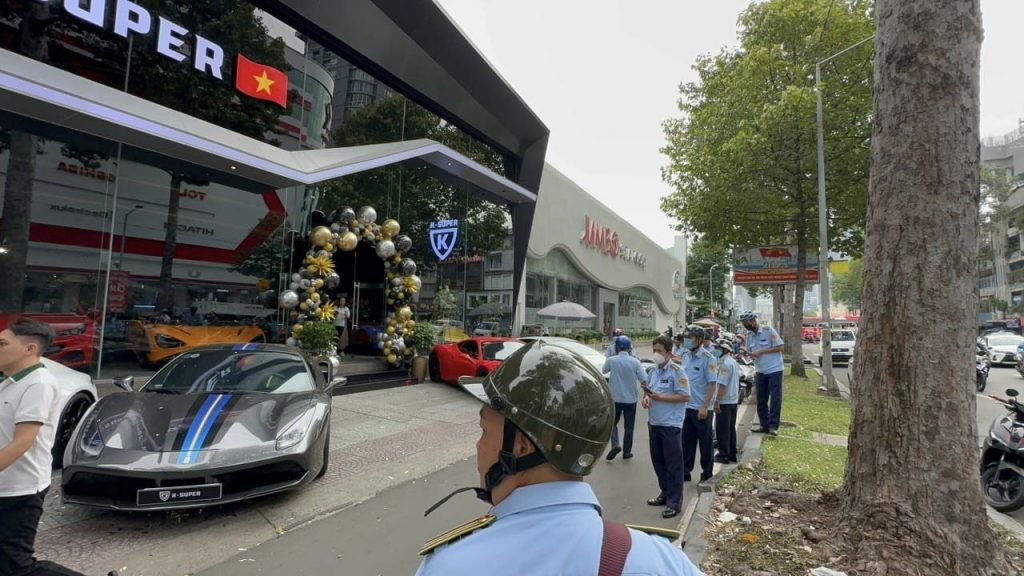 Lấn chiếm vỉa hè, cửa hàng bán siêu xe bị xử phạt