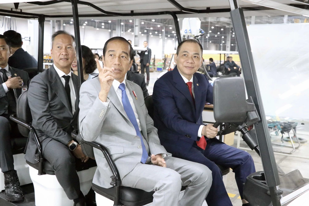 Ông Phạm Nhật Vượng trực tiếp  đưa Tổng thống Joko Widodo thăm quan nhà máy VinFast