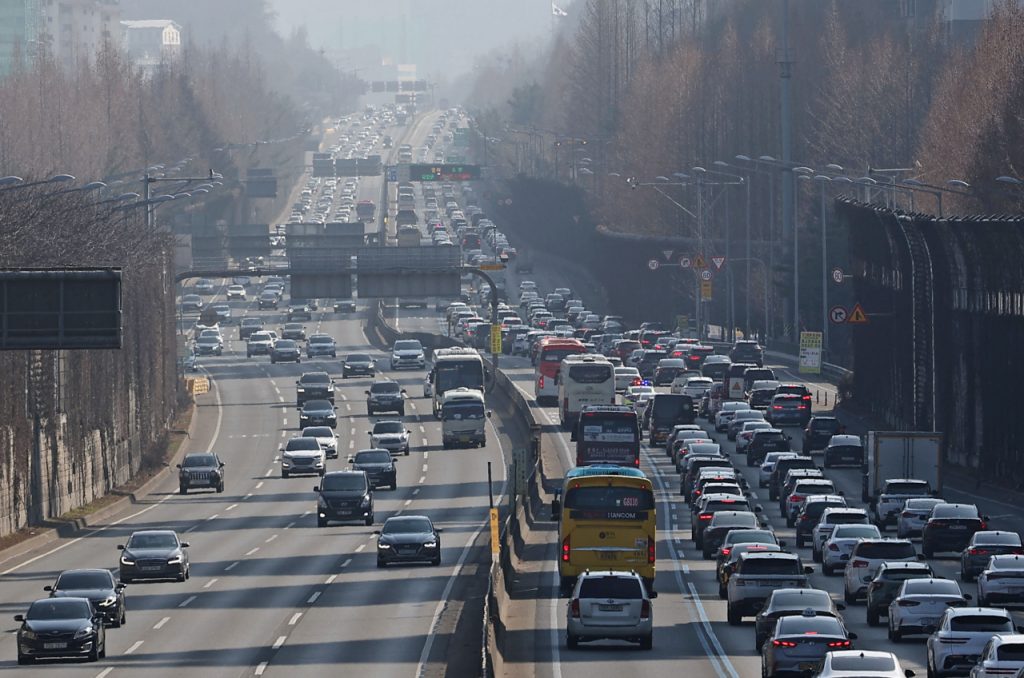 Hàn Quốc tặng ưu đãi khuyến khích người trên 65 tuổi từ bỏ bằng lái ô tô