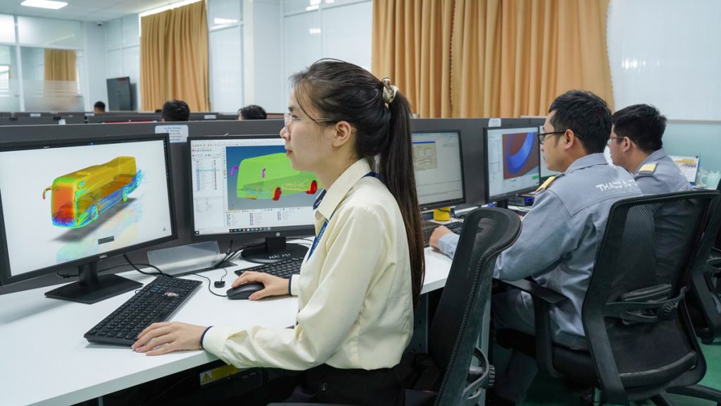  Chị Hoàng Thị Thanh Minh - Phòng Mô phỏng, Trung tâm R&D Ô tô đang phân tích dòng chảy khí động học trên xe bus