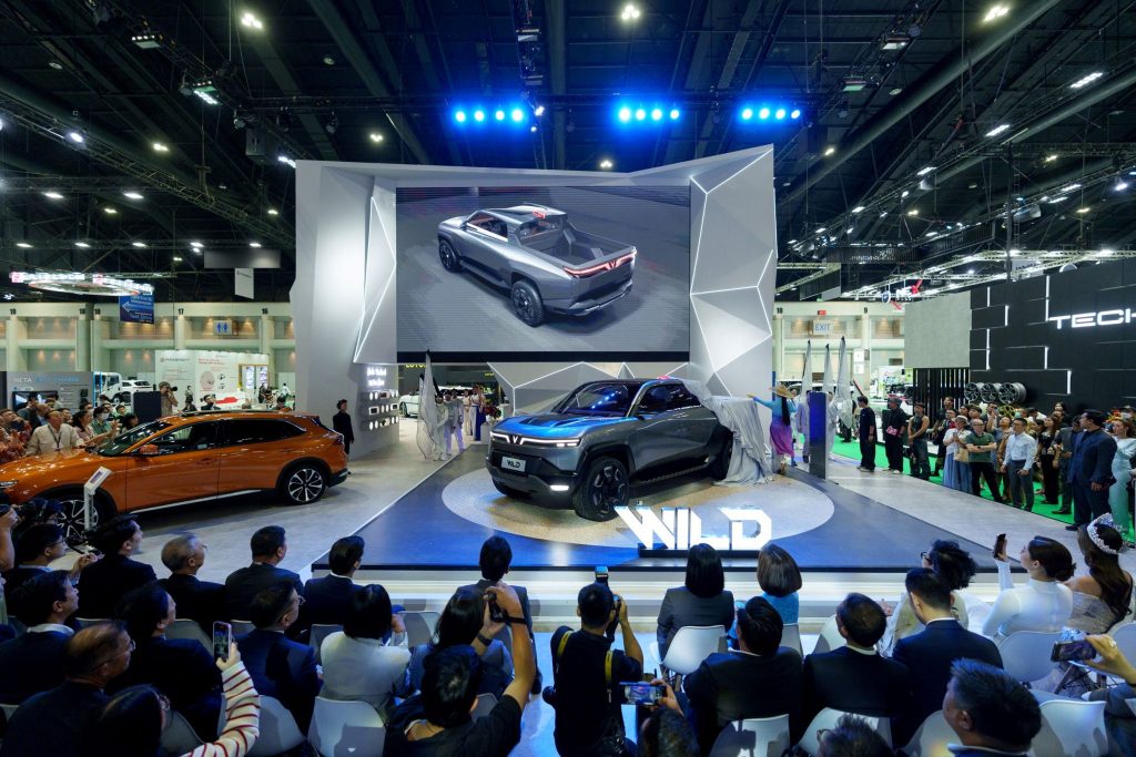  VinFast trưng bày dải sản phẩm với 8 mẫu ô tô điện tại triển lãm ô tô BIMS 2024.